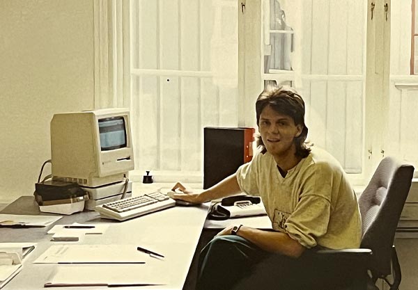 Mats Andersson fotograf och AD på Concret med Macintosh Plus 1989